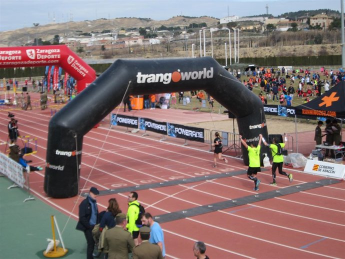 Corredores llegan a meta en la Carrera del Ebro