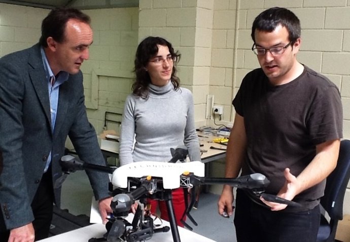 El candidato de UPN Javier Esparza en su visita a los Viveros de CEIN.