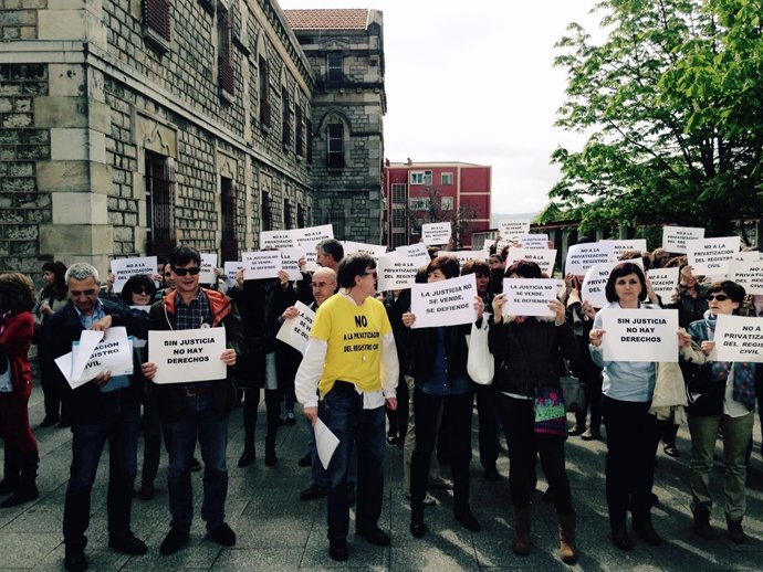 Concentración en Las Salesas contra la privatización del registro civil