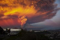 La erupción del volcán Calbuco obliga a cancelar vuelos en la zona