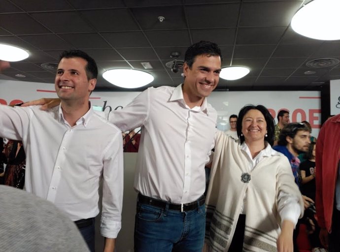 Pedro Sánchez con Luis Tudanca y Ángela Márqués