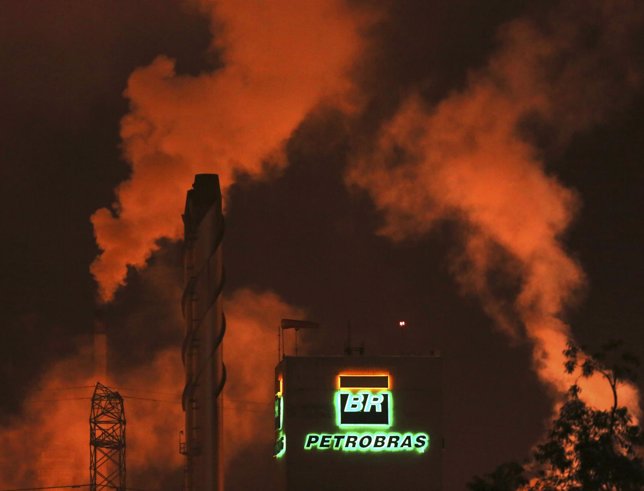 El logotipo de Petrobras se ve en una refinería en Cubatao 24 de febrero de 2015