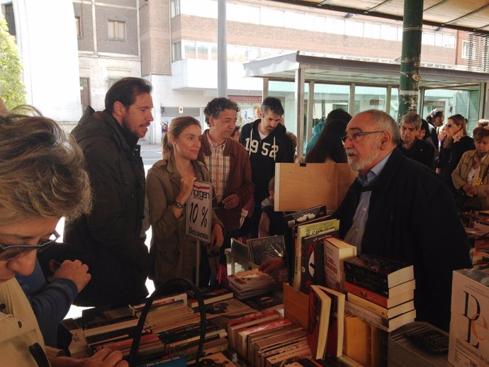 Óscar Puente durante su visita a la Feria del Libro de Valladolid