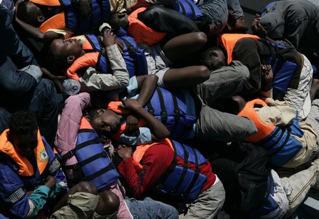 Inmigrantes duermen a bordo de un buque de la Marina Malta  tras ser rescatados