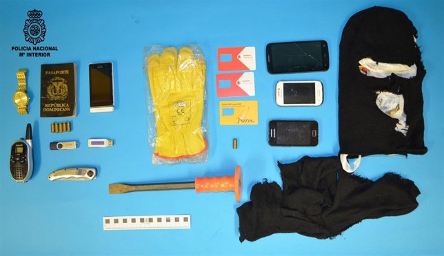 Material intervenido a grupo criminal en Ourense.