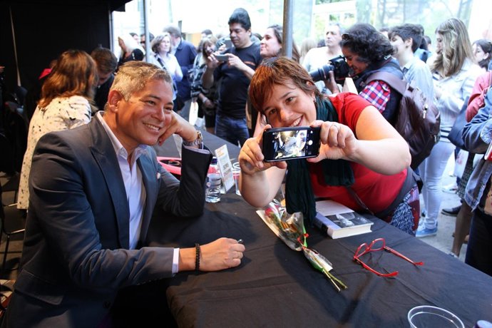 El autor venezolano, Boris Izaguirre, con una fan.