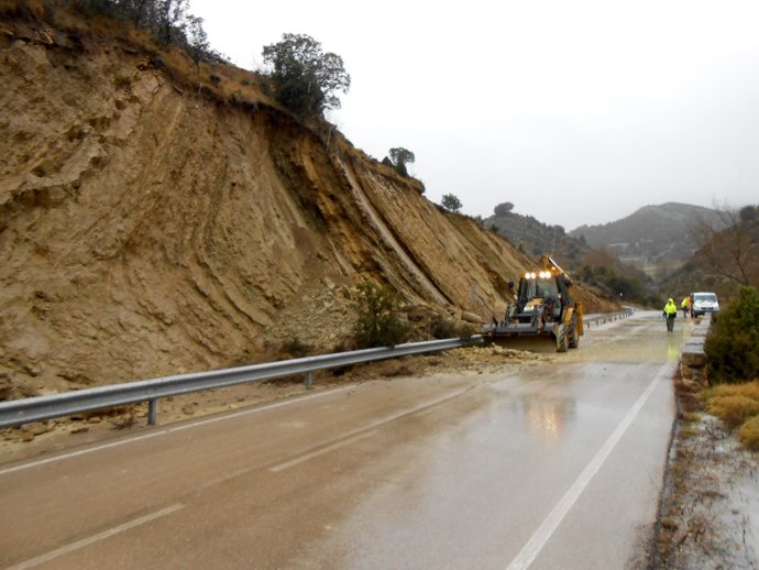 Carretera afectada por las lluvias en Olocau del Rey
