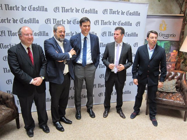 Pedro Sánchez (C) con el director de El Norte (2I) , Tudanca, Pablos y Cabero (I