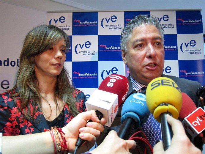 Tomás Burgos junto a la presidenta de la CVE, Ángela de Miguel. 