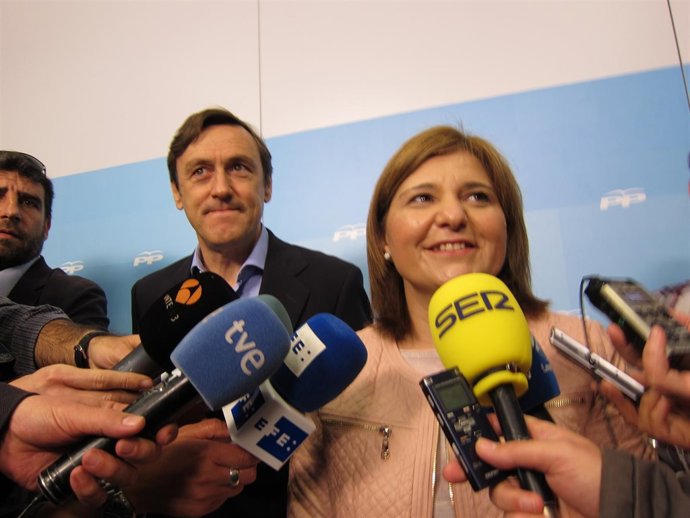 Rafael Hernando con Isabel Boig