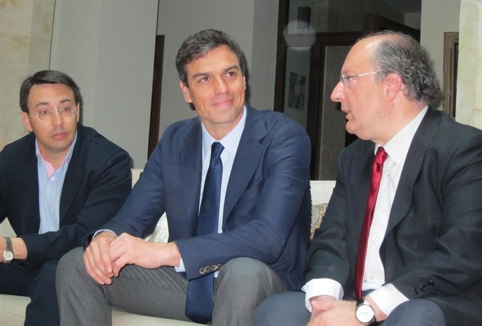 Fernando Pablos y Enrique Cabero flanquean a Pedro Sánchez