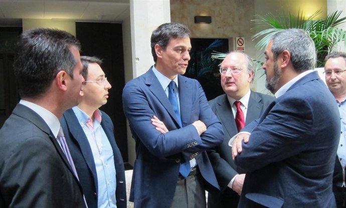 Sánchez charla con el director de El Norte