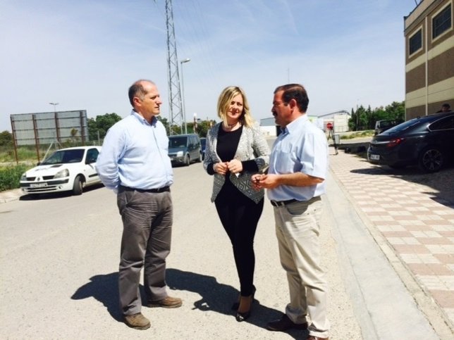 Castro (1d) y Caballero (2d) en el polígono industrial de Torreperogil.