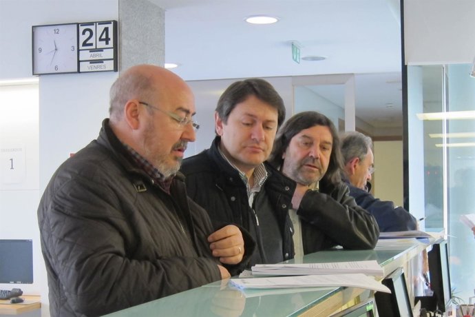 Representantes de los sindicatos lácteos en el registro de la Xunta