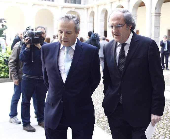 Carmona y Gabilondo en la ceremonia de entrega del Premio Cervantes a Goytisolo