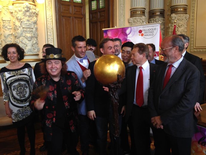 El alcalde de Valladolid, junto a magos participantes en el Oráculo de Oro