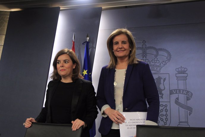 Soraya Saez de Santamaría y Fátima Báñez tras el Consejo de Ministros