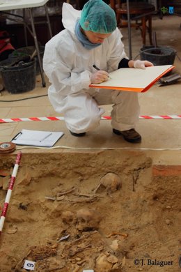 Foto de Almudena Cervantes en la excavación