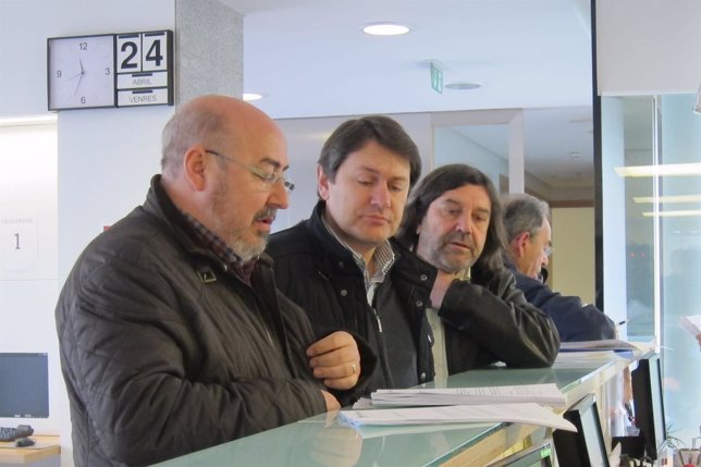 Representantes de los sindicatos lácteos en el registro de la Xunta