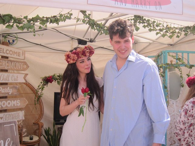 Una pareja se casa en el Handmade Festival Barcelona