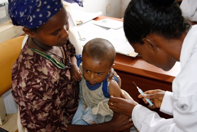 Niño recibe una vacuna