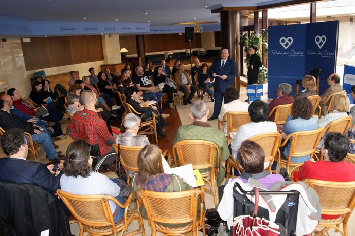 Agustín Iglesias Caunedo, en el centro