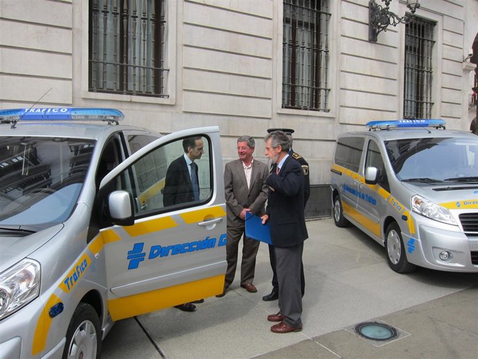 Ruiz y Sánchez junto a los vehículos