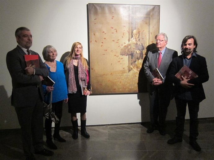 Los responsables y familiares del artista muestran una de sus obras