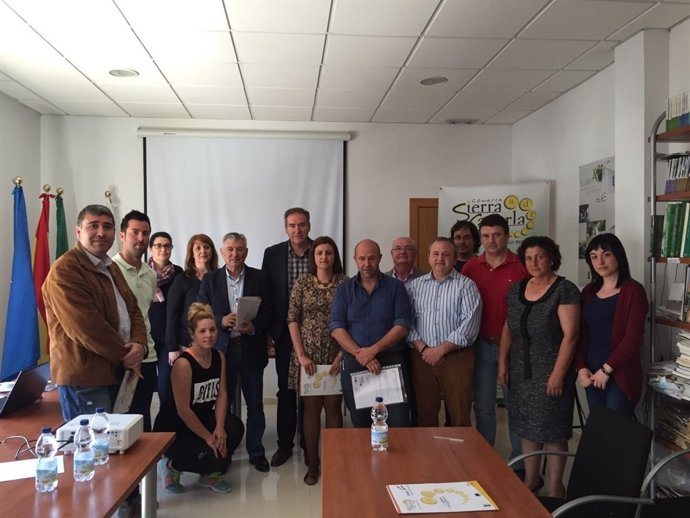 Quirós, en el centro, en la firma de contratos de proyectos para Cazorla.