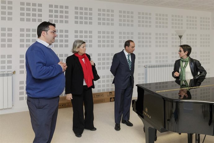 El consejero de Educación visita las obras del Conservatorio de Torrelavega