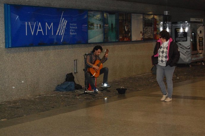 Actuación de 'Músics al metro' .