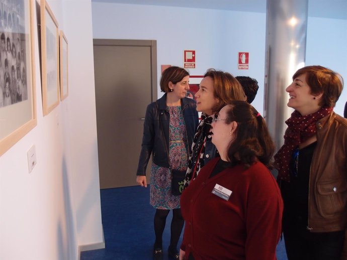 La alcaldesa visita la exposición en la biblioteca Rafael Azcona
