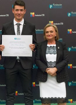 Javier Ramos recibe el diploma de manos de Pilar Díaz, presidenta de la Fundació