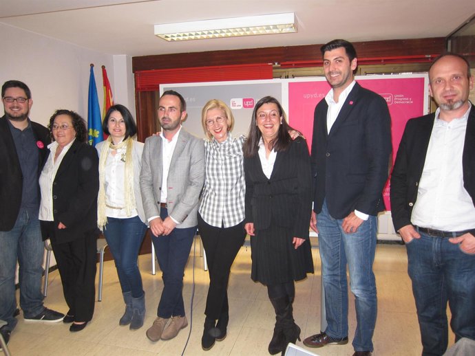 Rosa Díez, con candidatos asturianos, en Gijón. 