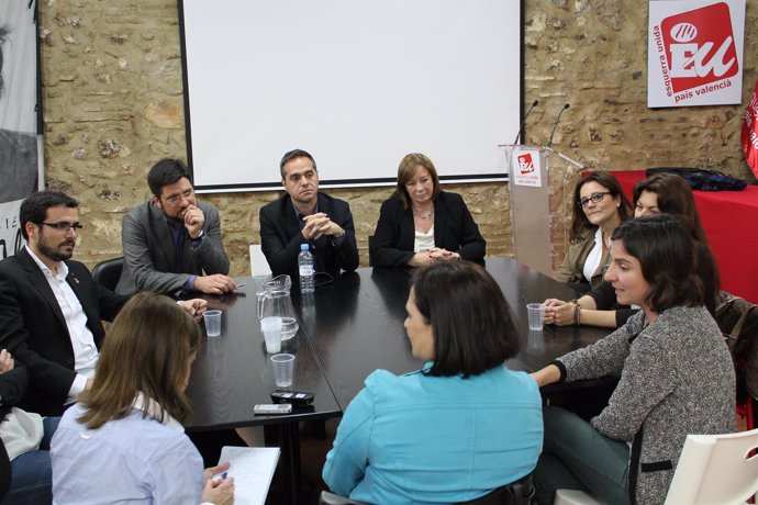 Reunión de Alberto Garzón y miembros de EUPV con la AVM3J
