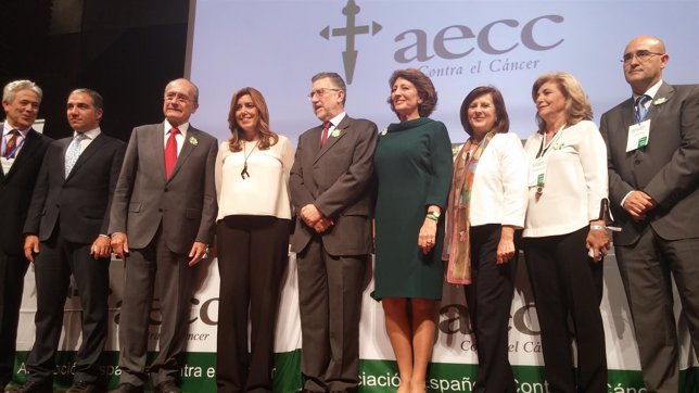 Bendodo, De la Torre, Susana Díaz e Isabel Oriol (AECC) en Málaga