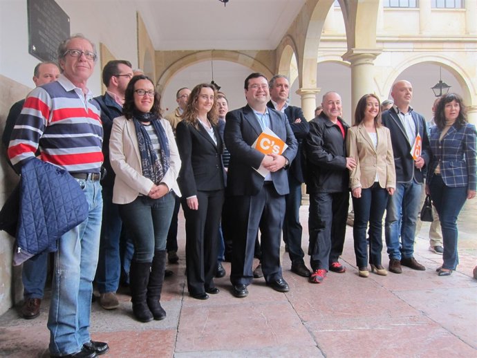 Luis Pacho (en el centro) con el resto de candidatos en Oviedo. 