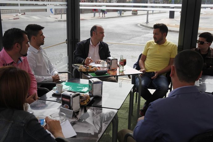 Rodríguez-Comendador comparte un café con ocho vecinos de Almería