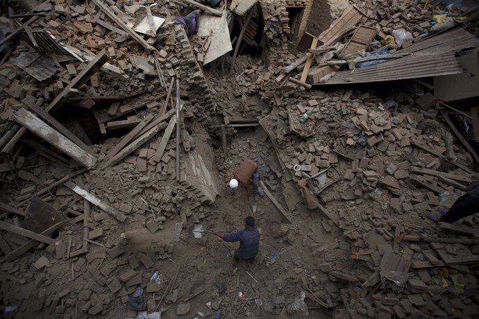 Búsqueda de supervivientes en edificio derruido en Nepal