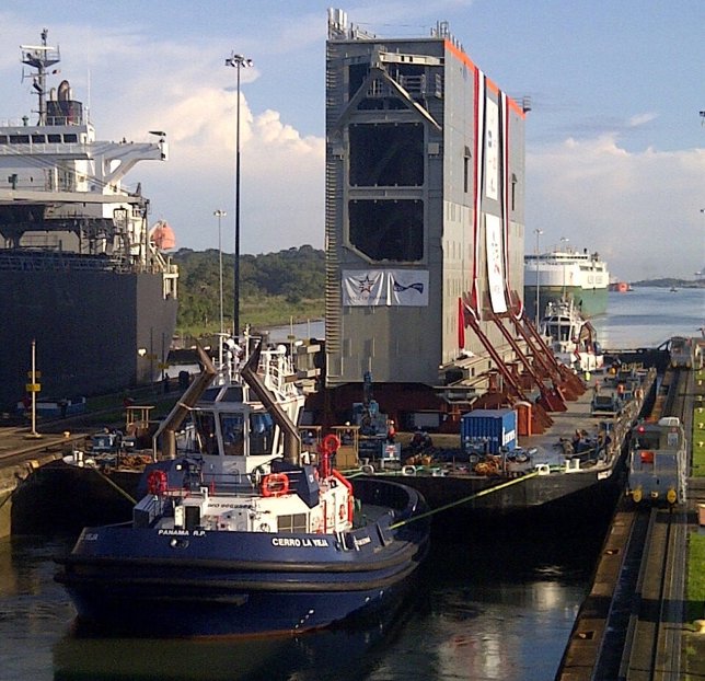 Canal de Panamá, traslado de compuertas de las nuevas esclusas