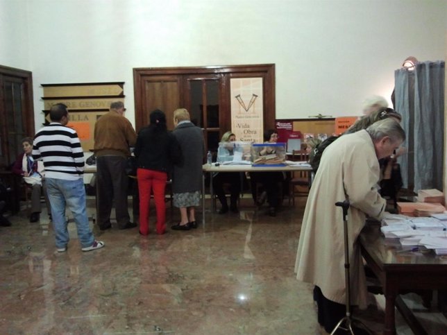 Votantes En El Colegio De La Residencia De Las Angélicas De Zaragoza