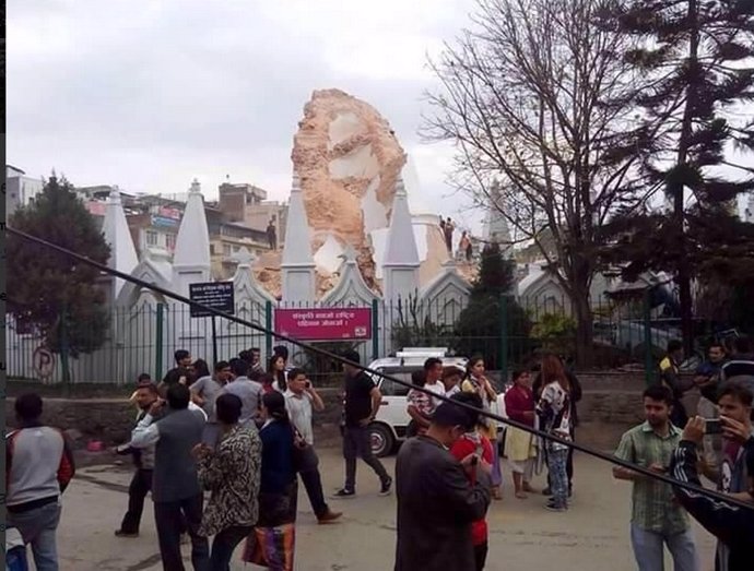 Caída de la Torre Bhimsen en Katmandú por el terremoto