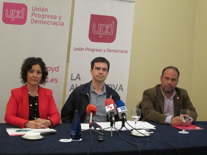Andrés Herzog (centro), junto a candidatos de UPyD en Salamanca