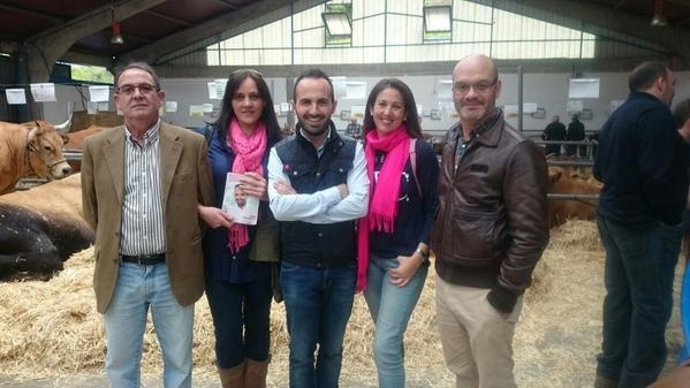 Fernández, en el centro, durante su visita a la subasta de Cangas. 