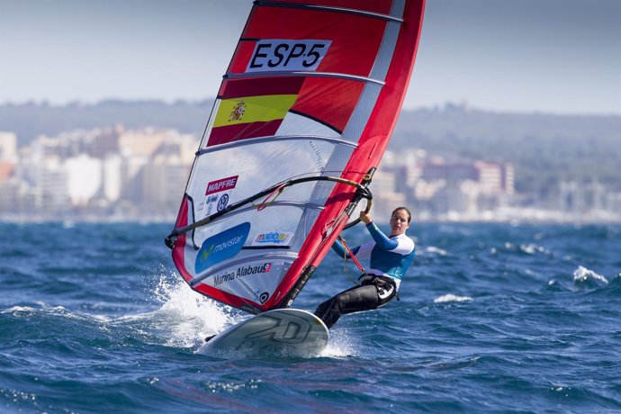 La windsurfista Movistar, Marina Alabau en su RS:X