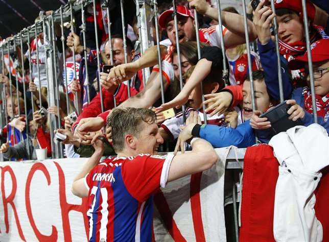 Schweinsteiger celebra con la afición del Bayern un triunfo casi definitivo