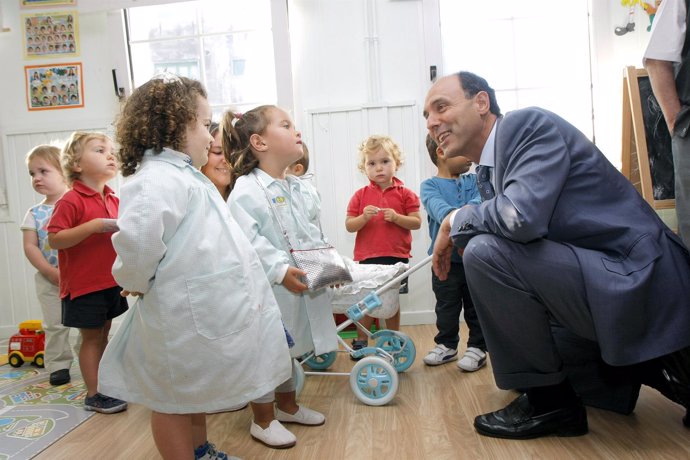 Diego con niños en una visita a un centro escolar