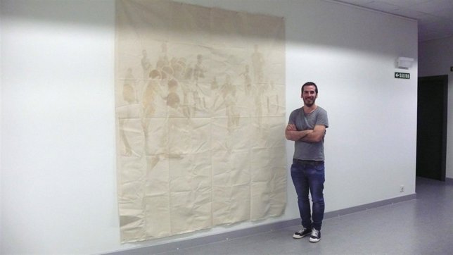 Javier Arbizu, ante una de sus obras en el Campus de la UPNA en Tudela.