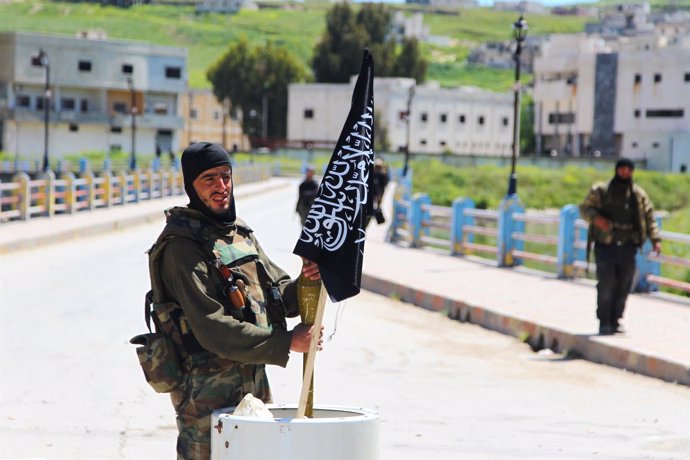 Miliciano del Frente al Nusra tras tomar el control de Jisr al Shughour, Idlib
