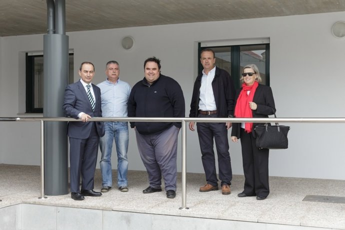 El consejero de Educación y el alcalde de Castañeda visitas el instituto